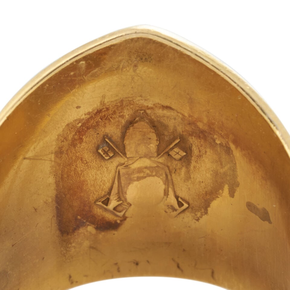 AN 18K GOLD PASTORAL RING - 4