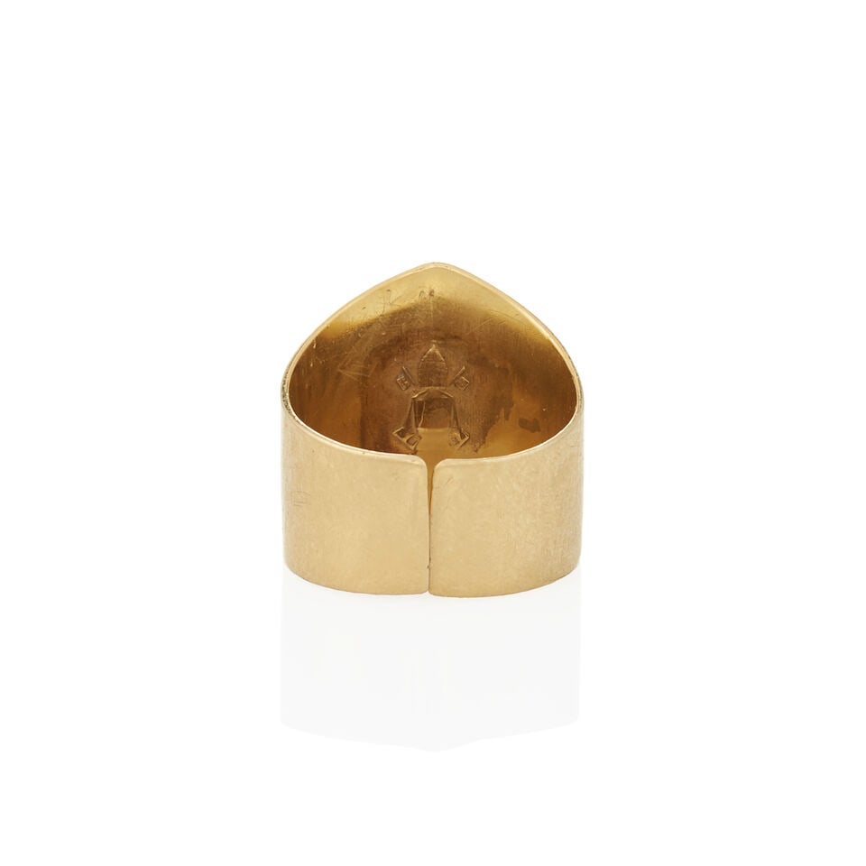 AN 18K GOLD PASTORAL RING - 5