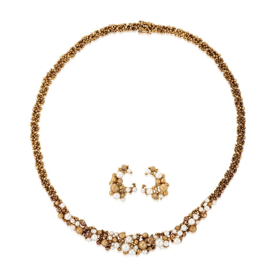 A 14K GOLD AND CULTURED PEARL NECKLACE AND PAIR OF EARRINGS (1 of 7)