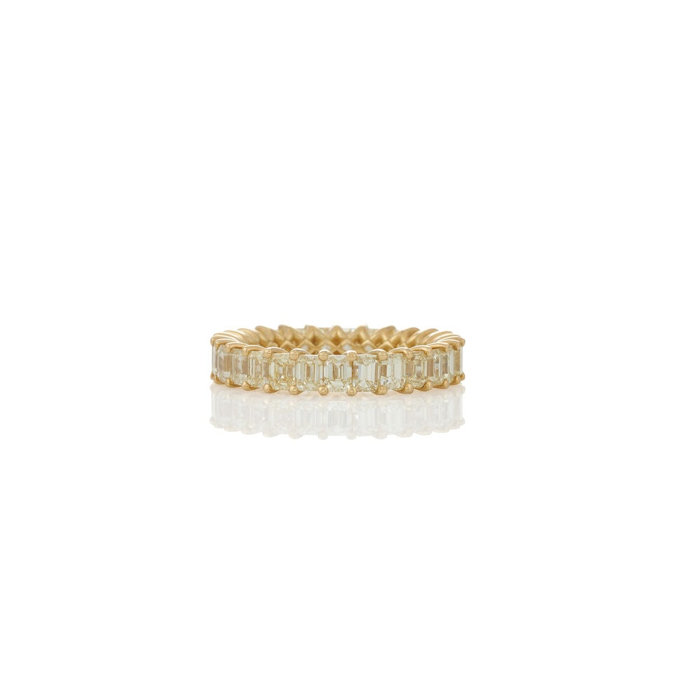 AN 18K GOLD AND DIAMOND RING (1 of 3)