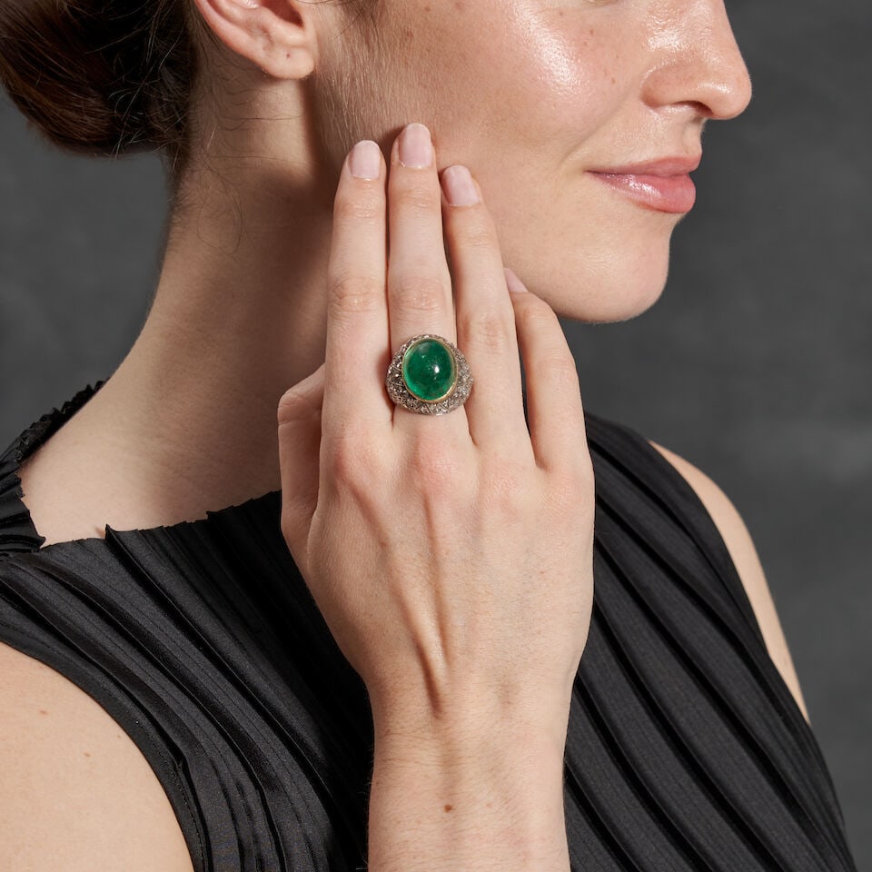 AN EMERALD AND DIAMOND DOME RING - 2