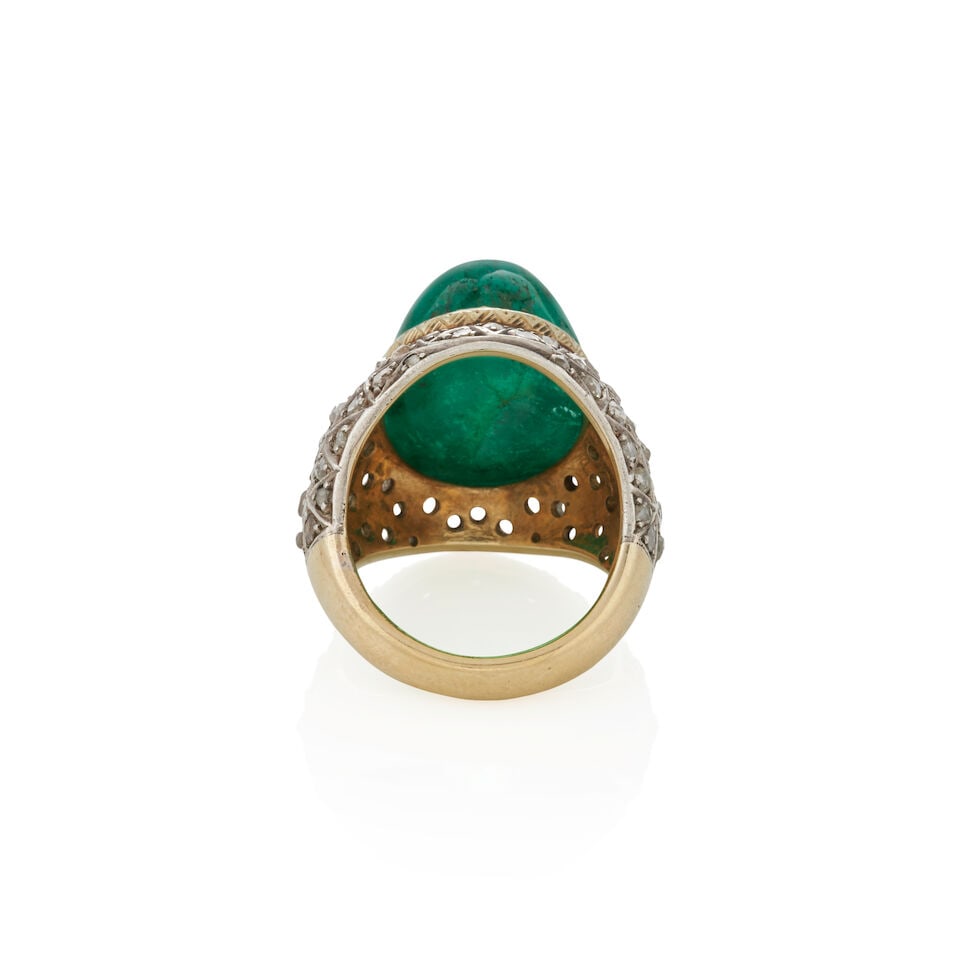 AN EMERALD AND DIAMOND DOME RING - 3