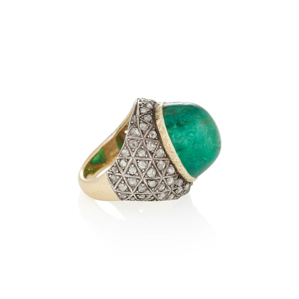AN EMERALD AND DIAMOND DOME RING - 4