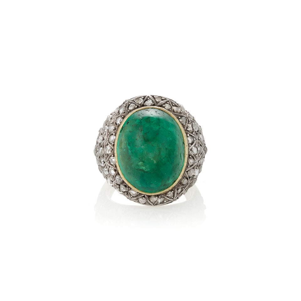 AN EMERALD AND DIAMOND DOME RING - 5
