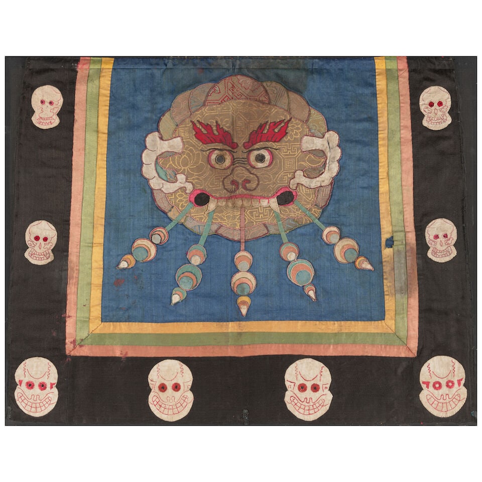 A SILK APPLIQUÉ APRON WITH A KIRTIMUKHA AND SKULLS MONGOLIA, 19TH CENTURY: A SILK APPLIQUÉ APRON WITH A KIRTIMUKHA AND SKULLS MONGOLIA, 19TH CENTURY Himalayan Art Resources item no. 8808 24 1/2 x 28 in. (62.2 x 71.1 cm) Footnotes: 蒙古