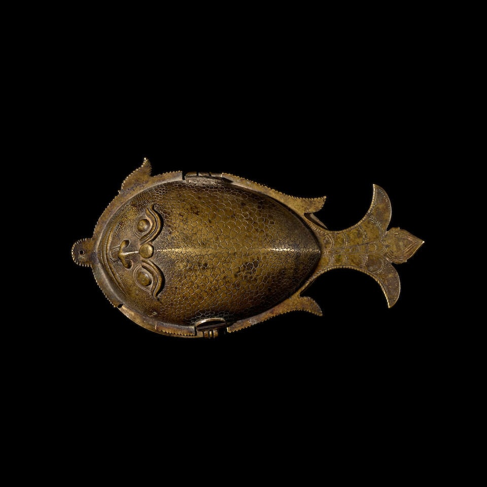 A BRASS PANDAN BOX IN THE SHAPE OF A FISH CENTRAL INDIA, 19TH CENTURY - 2