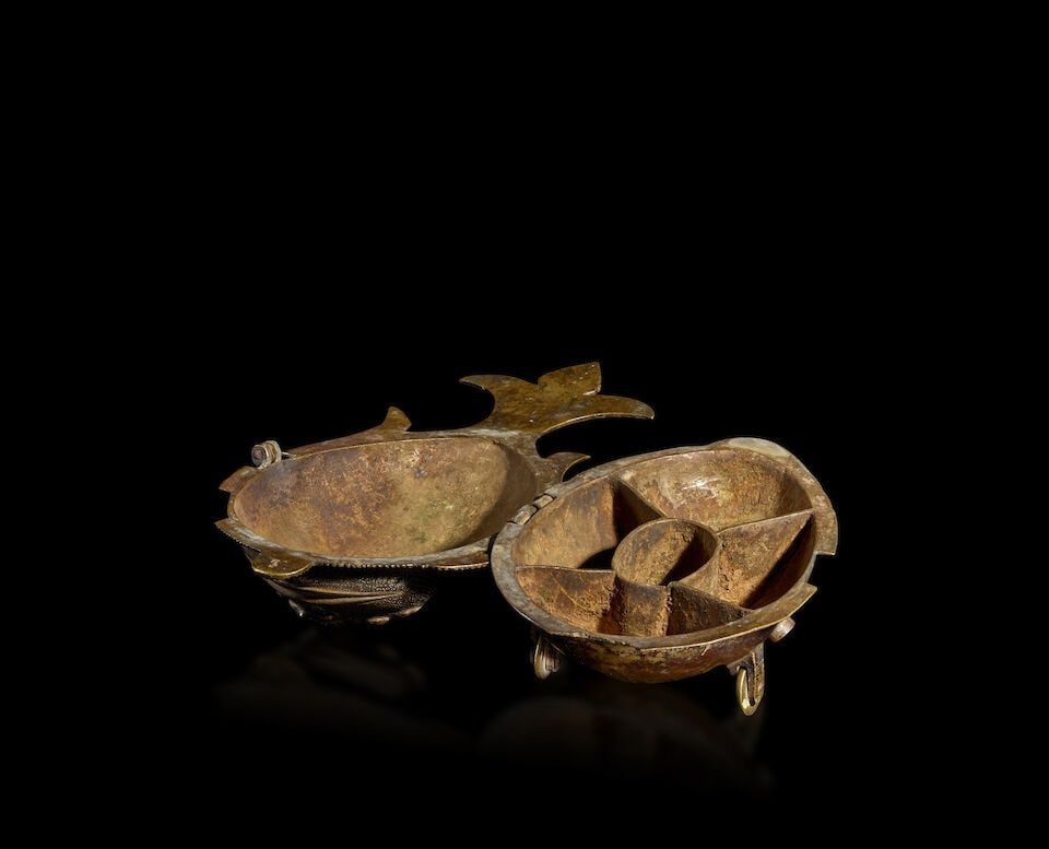 A BRASS PANDAN BOX IN THE SHAPE OF A FISH CENTRAL INDIA, 19TH CENTURY - 3