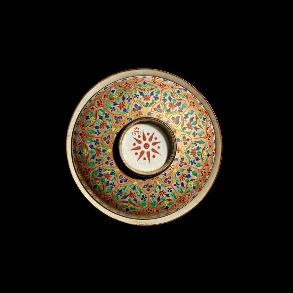 A GILDED AND ENAMELLED LAI NAM THONG PORCELAIN COVERED BOWL THAILAND, MID 19TH CENTURY - 2