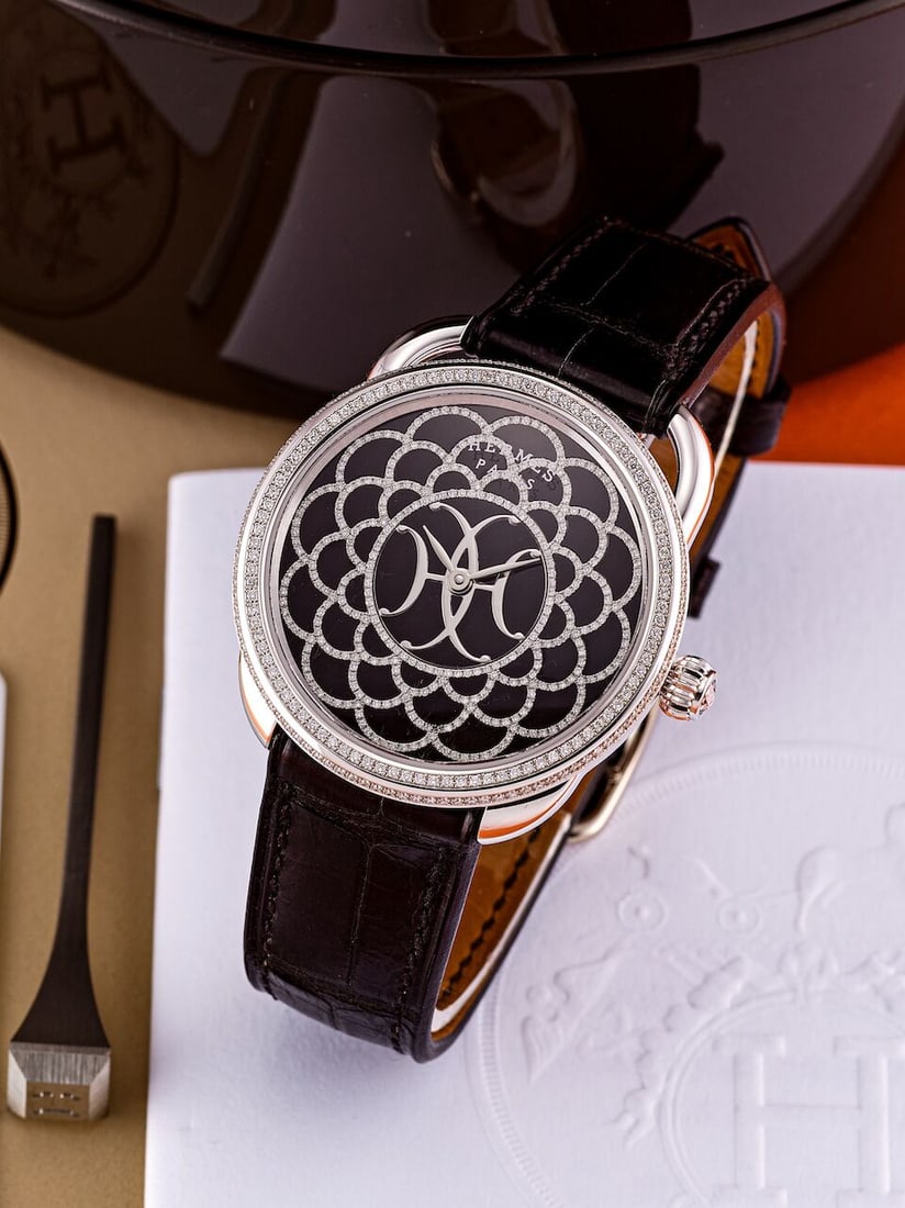 HERMÈS | ARCEAU H DÉCO, AR6.A9A, A WHITE GOLD AND DIAMOND-SET WRISTWATCH WITH BLACK MO...: HERMÈS | ARCEAU H DÉCO, AR6.A9A, A WHITE GOLD AND DIAMOND-SET WRISTWATCH WITH BLACK MOTHER-OF-PEARL AND DIAMOND-SET DIAL, CIRCA 2025 Case No: 3487406 Calibre: H1912, automatic, signed Dial: