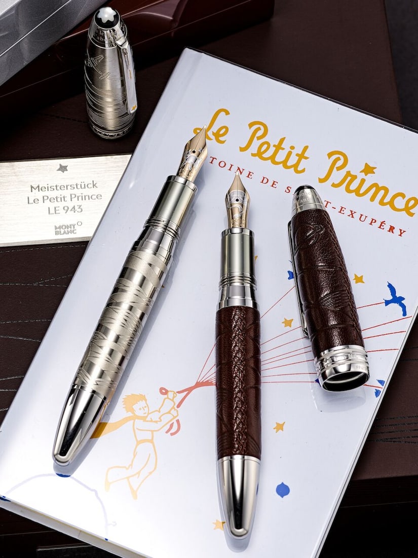 [NO RESERVE] MONTBLANC | MEISTERSTÜCK - LE PETIT PRINCE COFFRET 943, REF.119698, A SET OF T...: [NO RESERVE] MONTBLANC | MEISTERSTÜCK - LE PETIT PRINCE COFFRET 943, REF.119698, A SET OF TWO LIMITED EDITION BROWN LEATHER AND PLATINUM COATED FOUNTAIN PENS, CIRCA 2019 Model: Meisterstück