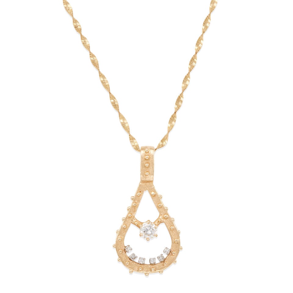 GOLD AND DIAMOND PENDANT NECKLACE (1 of 2)
