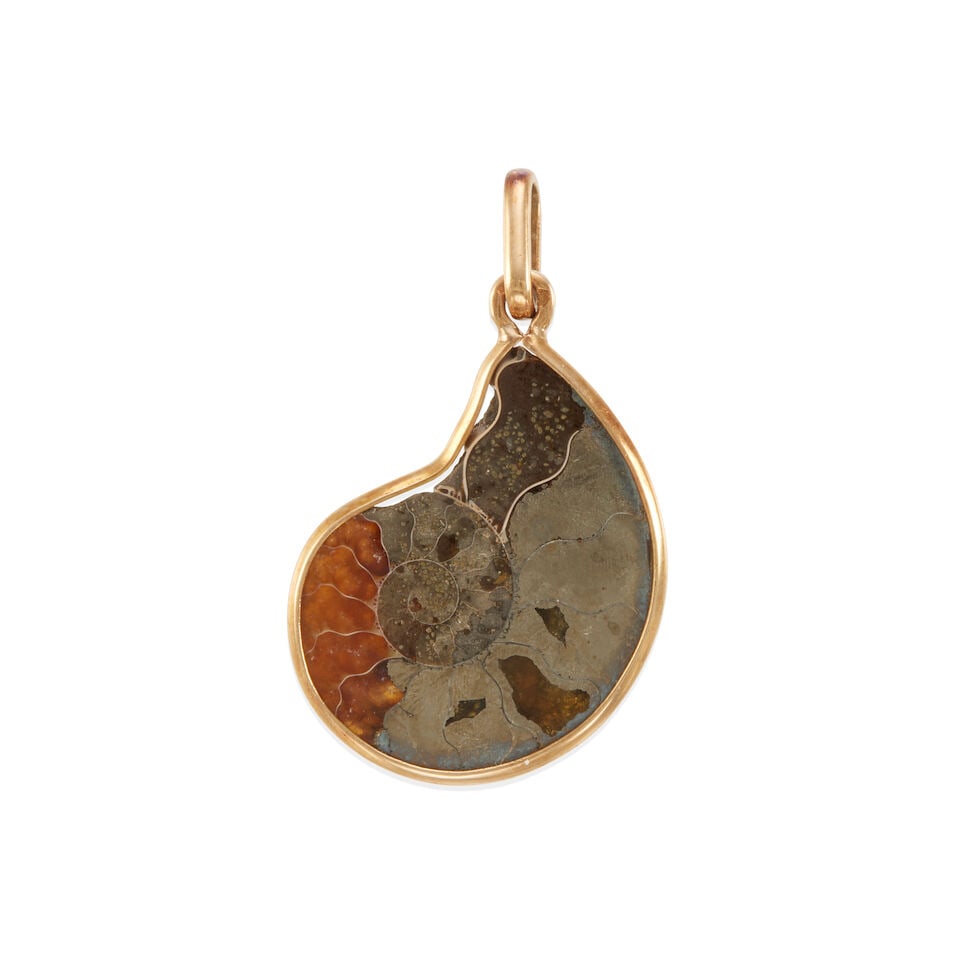 16K GOLD AND PYRITIZED AMMONITE PENDANT: 16K GOLD AND PYRITIZED AMMONITE PENDANT • 16k pink gold • 1 pyritized and polished fossil ammonite measuring 30.00 x 23.50 x 4.00 mm • Length: 1 5/8 in • Estimated gross