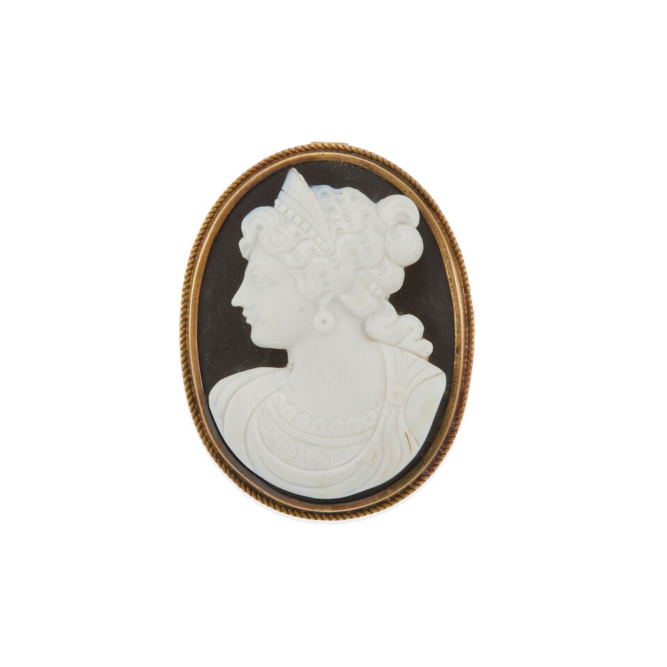 18K GOLD AND CHALCEDONY CAMEO PENDANT/BROOCH: 18K GOLD AND CHALCEDONY CAMEO PENDANT/BROOCH • 18k yellow gold • 1 oval shape chalcedony cameo measuring 35.00 x 27.50 mm • Dimensions: 1 15/16 in x 1 1/8 in • Estimated gross