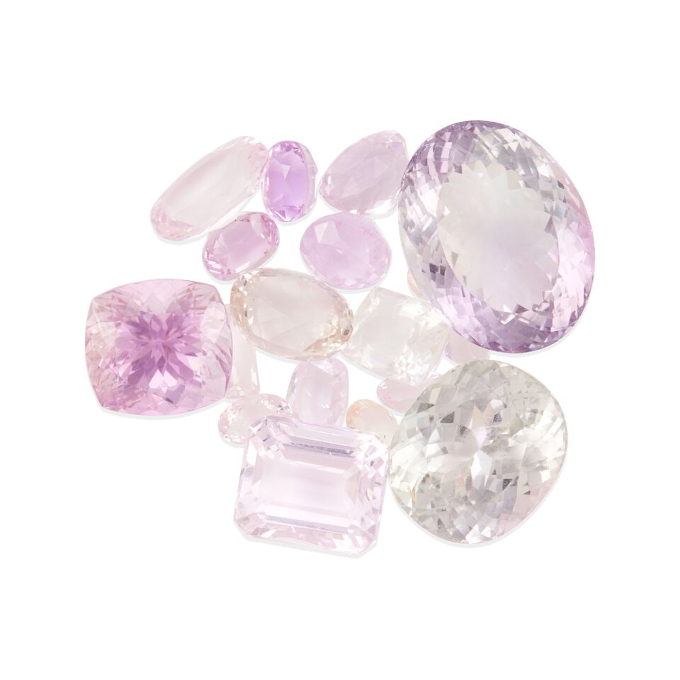 GROUP OF LOOSE KUNZITE AND MORGANITE: GROUP OF LOOSE KUNZITE AND MORGANITE • Numerous varying shapes of morganites and kunzite weighing approximately 177.21 carats total Footnotes: Overall condition, very good Wear in the form of