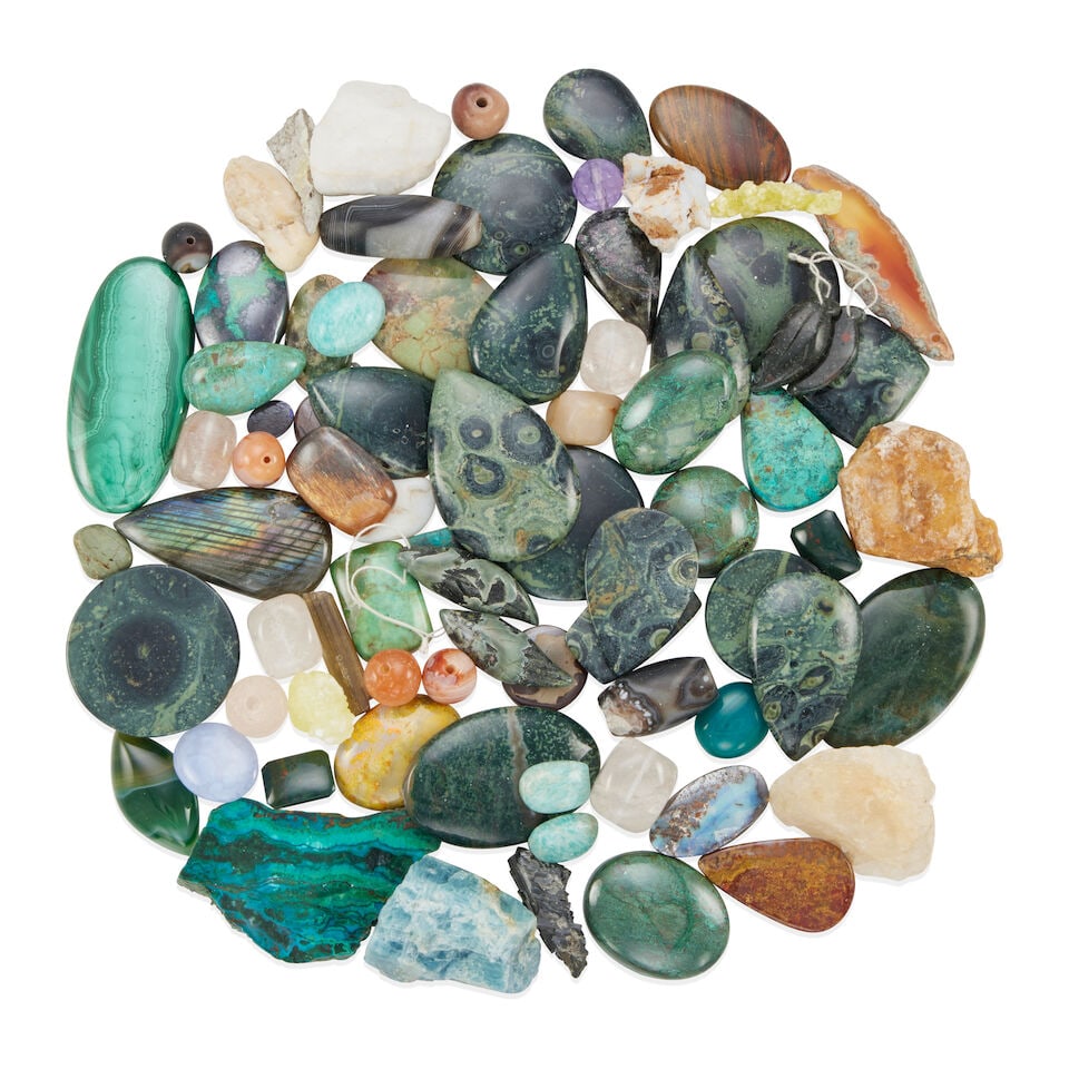 GROUP OF LOOSE MIXED STONES: GROUP OF LOOSE MIXED STONES • Numerous mixed stones of varying shapes and sizes, some are in their rough form, some are tumbled and/or carved, also includes a few beads Footnotes: Overall