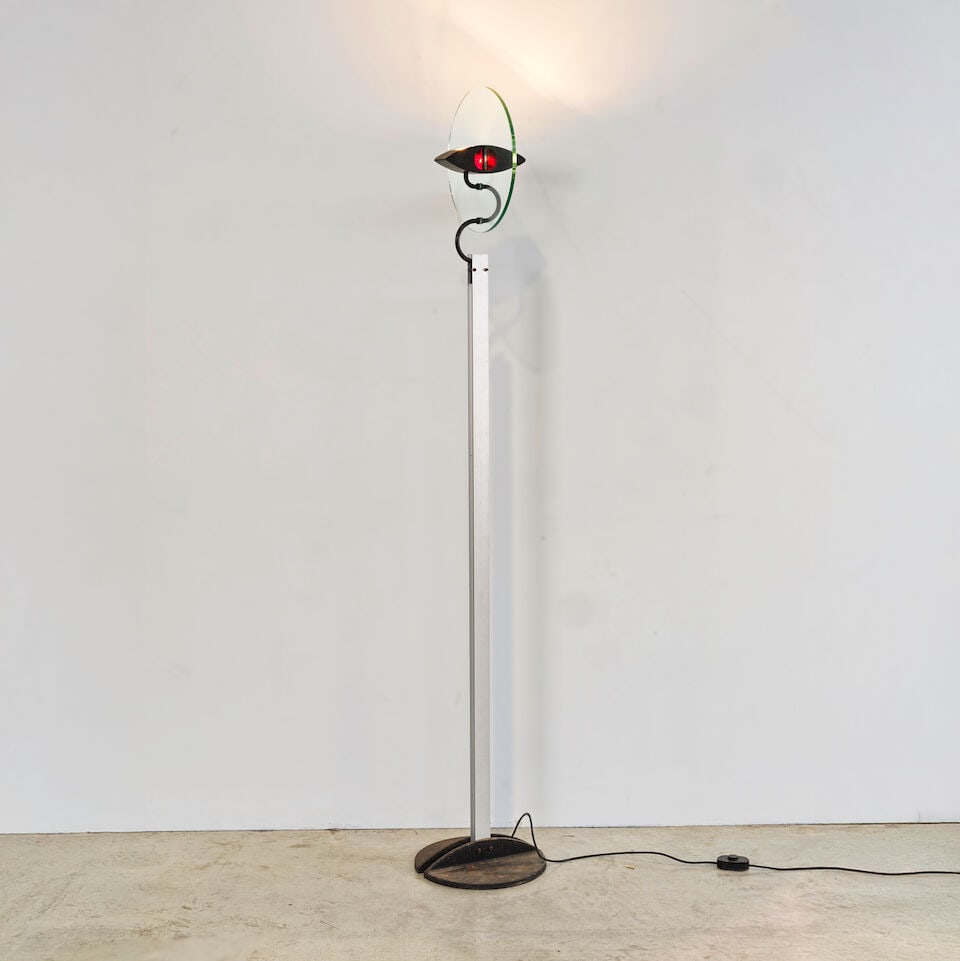 CARLO FORCOLINI (1947) Lampadaire Olimpia: CARLO FORCOLINI (1947) Lampadaire Olimpia Création en 1987 Édition Artemide Marques de l'éditeur Aluminium, verre, métal peint et fonte H: 202 cm. (79.1/2 in.) D: 36 cm. (14.1/4 in