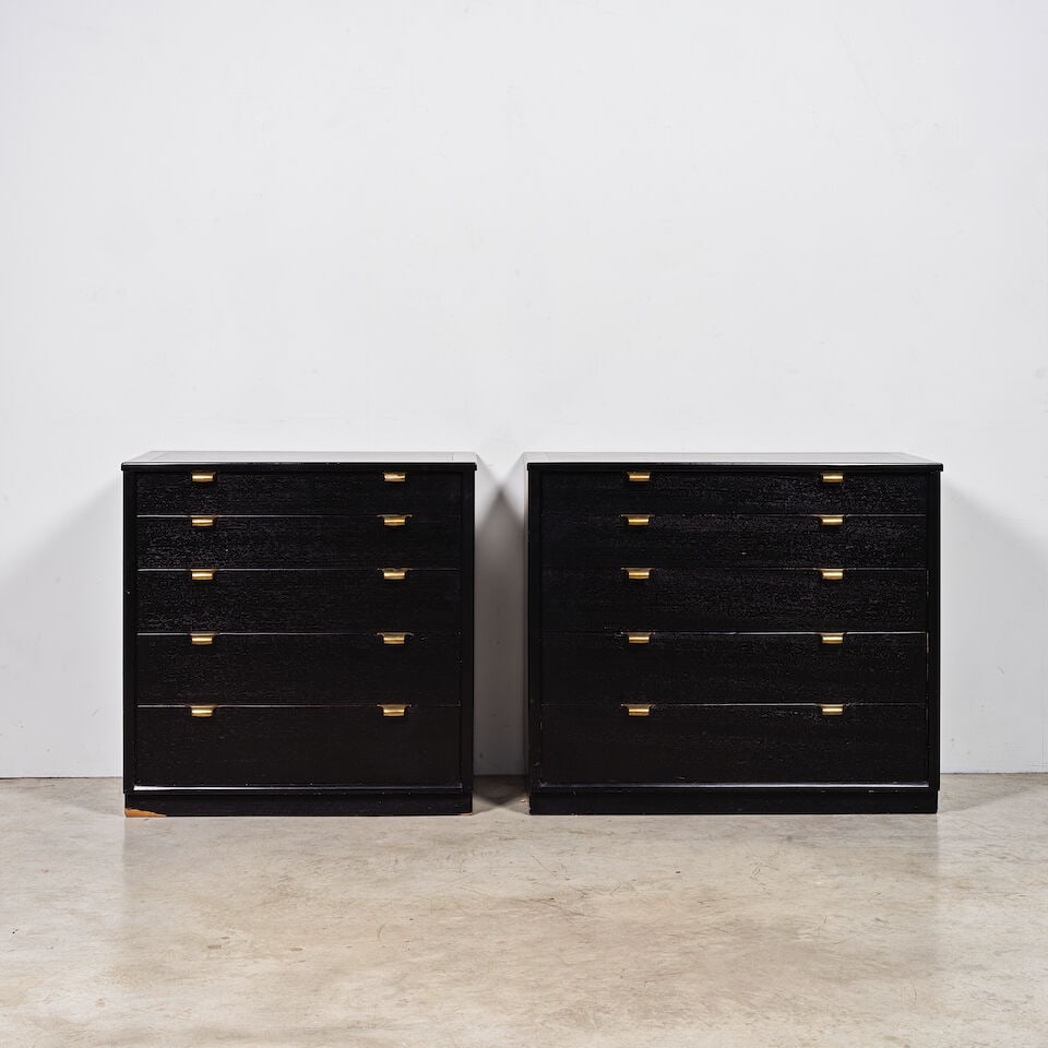 EDWARD WORMLEY (1907-1995) Deux cabinets de la série Precedent: EDWARD WORMLEY (1907-1995) Deux cabinets de la série Precedent Création en 1948 Édition Drexel Estampille de l'éditeur Orme d'Amérique teinté et laiton Le plus grand : H: