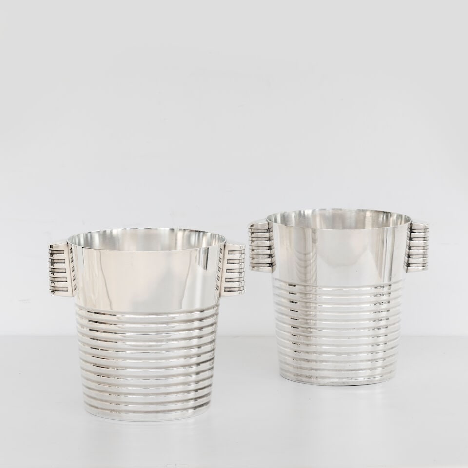 LUC LANEL (1893-1965) Deux seaux à champagne Ondulation: LUC LANEL (1893-1965) Deux seaux à champagne Ondulation Création en 1933 Réalisation Christofle Chacun avec les poinçons d'orfèvre et de fabricant Métal argenté Le p