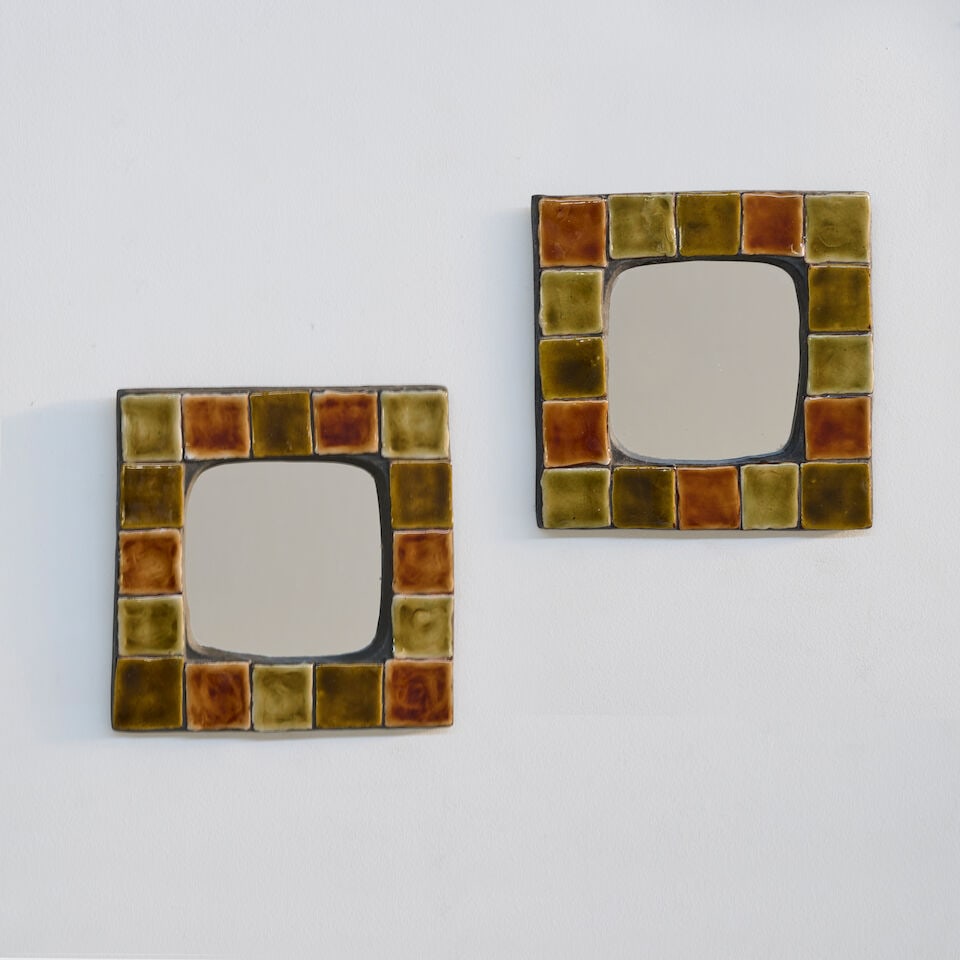 MITHÉ ESPELT (1923-2020) Paire de miroirs Carreaux: MITHÉ ESPELT (1923-2020) Paire de miroirs Carreaux Circa 1960 Faïence émaillée et verre miroité Chacun : H: 23,5 cm. (9.1/4 in.); L: 23,5 cm. (9.1/4 in.); P: 1,5 cm. (.1/2 in.