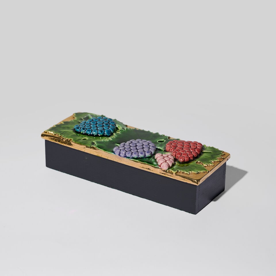 MITHÉ ESPELT (1923-2020) Boîte: MITHÉ ESPELT (1923-2020) Boîte Circa 1990 Faïence émaillée et bois peint H: 6,5 cm. (2.1/2 in.); L: 26,2 cm. (10.1/4 in.); P: 10 cm. (4 in.) A box in glazed earthenware and la