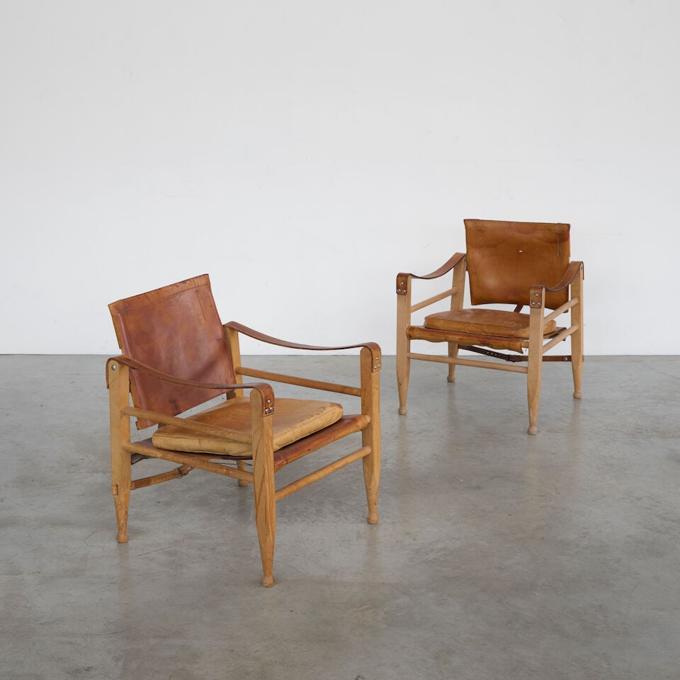 TRAVAIL DANOIS Paire de fauteuils Safari: TRAVAIL DANOIS Paire de fauteuils Safari Circa 1960 Hêtre et cuir Chacun : H: 70 cm. (27.1/2 in.); L: 57 cm. (22.3/8 in.); P: 57 cm. (22.3/8 in.) A pair of Danish 'Safari' armchairs in beech and