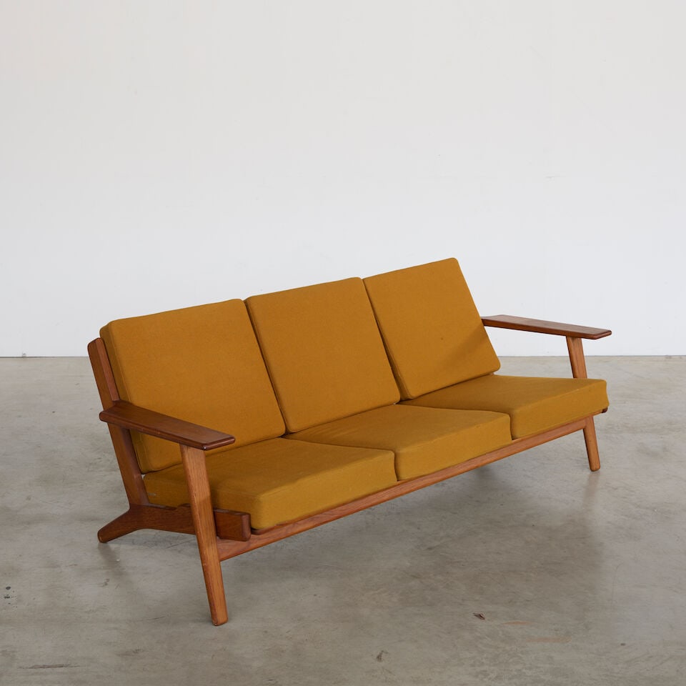 HANS J. WEGNER (1914-2007) Canapé GE290: HANS J. WEGNER (1914-2007) Canapé GE290 Création en 1959 Édition Getama Estampille de l'éditeur Iroko et tissu H: 71 cm. (28 in.); L: 181 cm. (71.1/4 in.); P: 80 cm. (31.1/2 in.) A