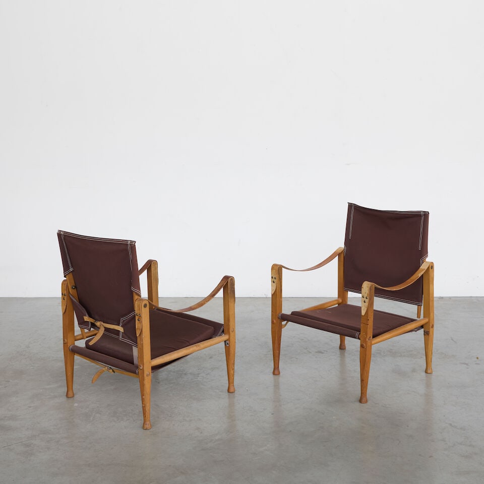 KAARE KLINT (1888-1954 Paire de fauteuils KK47000 dits Safari: KAARE KLINT (1888-1954 Paire de fauteuils KK47000 dits Safari Création en 1933 Frêne, tissu et cuir H: 80 cm. (31.1/2 in.); L: 57 cm. (22.1/2 in.); P: 58 cm. (22.3/4 in.) A pair of 'KK47000'