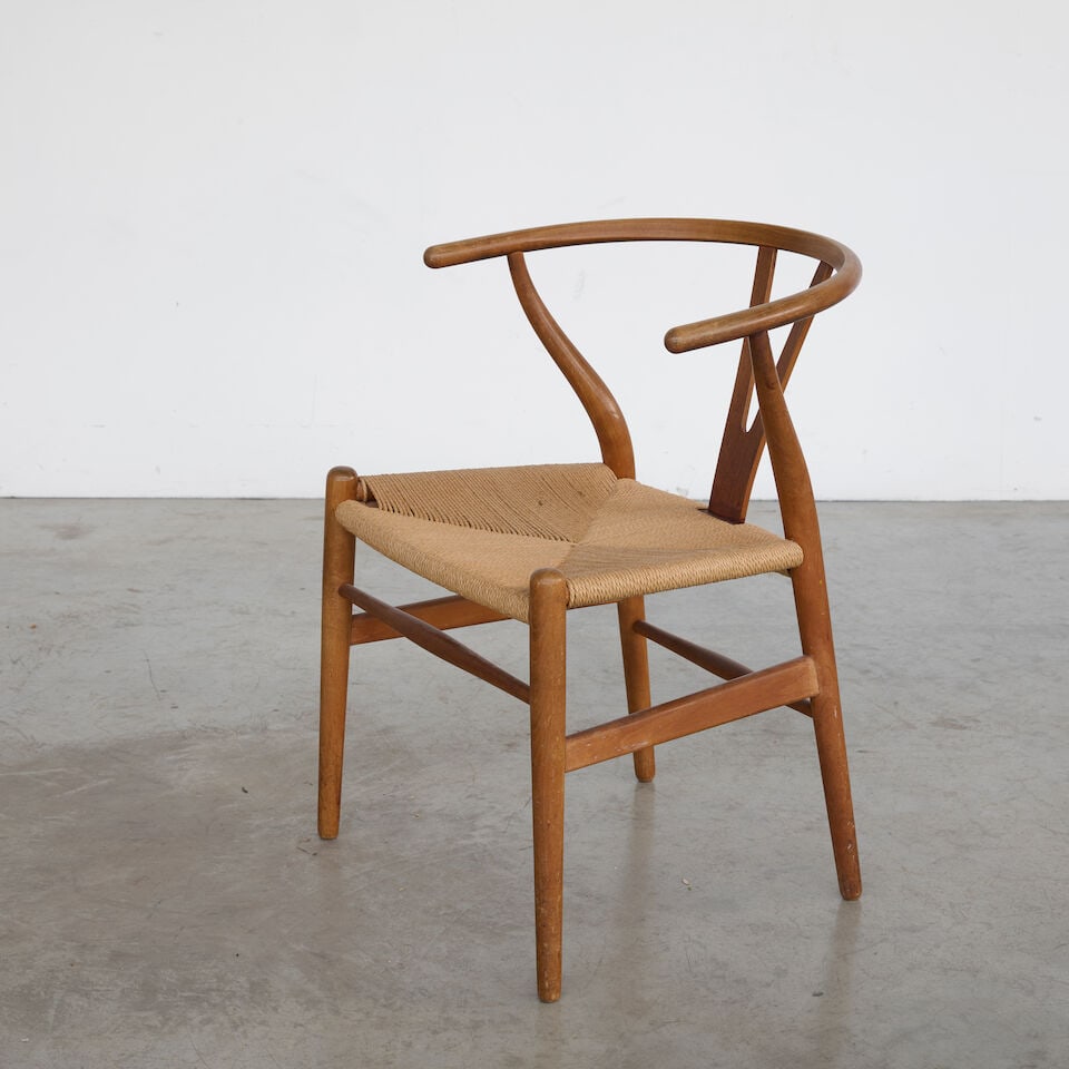 HANS J. WEGNER (1914-2007) Chaise CH24 dite Wishbone: HANS J. WEGNER (1914-2007) Chaise CH24 dite Wishbone Création en 1949 Édition Carl Hansen & Søn Chêne et corde H: 72 cm. (28.1/4 in.); L: 54 cm. (21.1/4 in.); P: 52 cm. (20.1/2 in.