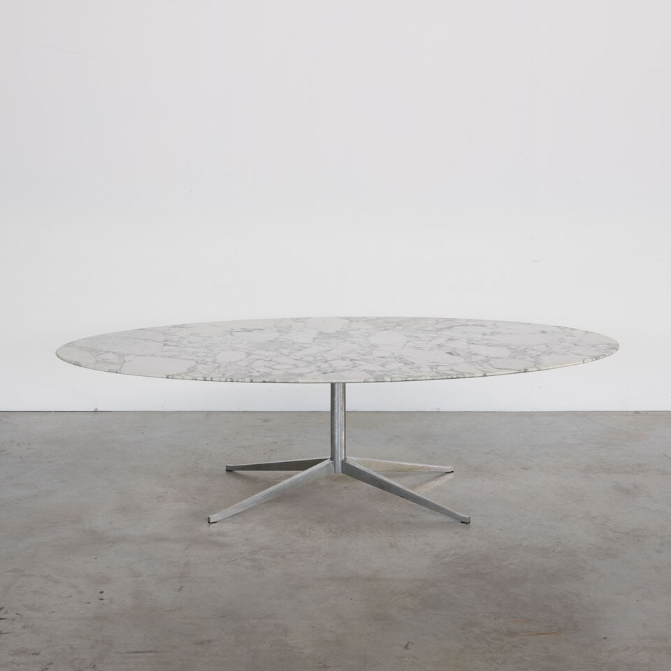 FLORENCE KNOLL (1917-2019) Table de salle à manger 2490: FLORENCE KNOLL (1917-2019) Table de salle à manger 2490 Création en 1954 Édition Knoll International, circa 1970 Marbre et métal chromé H: 69,5 cm. (27.1/4 in.); L: 244 cm. (9