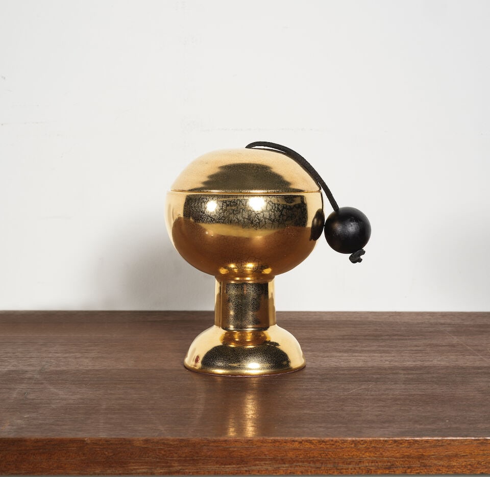 ETTORE SOTTSASS (1917-2007) Boîte: ETTORE SOTTSASS (1917-2007) Boîte Création en 1959 Édition Giovanni Masoni, 2002 Signée, monogrammée, datée et numérotée '16/20' Céramique émaillé