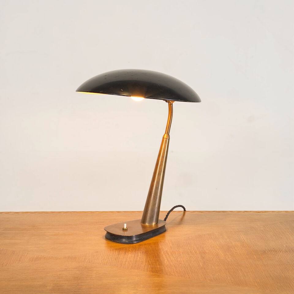 CHRISTIAN DELL (1893-1974) Lampe de table 6770 de la série KAISER idell: CHRISTIAN DELL (1893-1974) Lampe de table 6770 de la série KAISER idell Circa 1940 Édition Gebr. Kaiser & Co Acier peint et laiton H: 45 cm. (7.3/4 in.); D: 33 cm. (13 in.) A '6770' table la