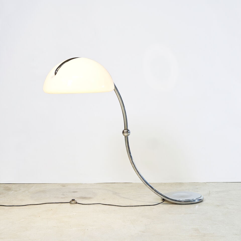 ELIO MARTINELLI (1921-2004) Lampadaire Serpente 2131: ELIO MARTINELLI (1921-2004) Lampadaire Serpente 2131 Création en 1965 Édition Martinelli Luce Marque de l'éditeur Fer chromé, méthacrylate, fer peint et caoutchouc H: 121 cm.