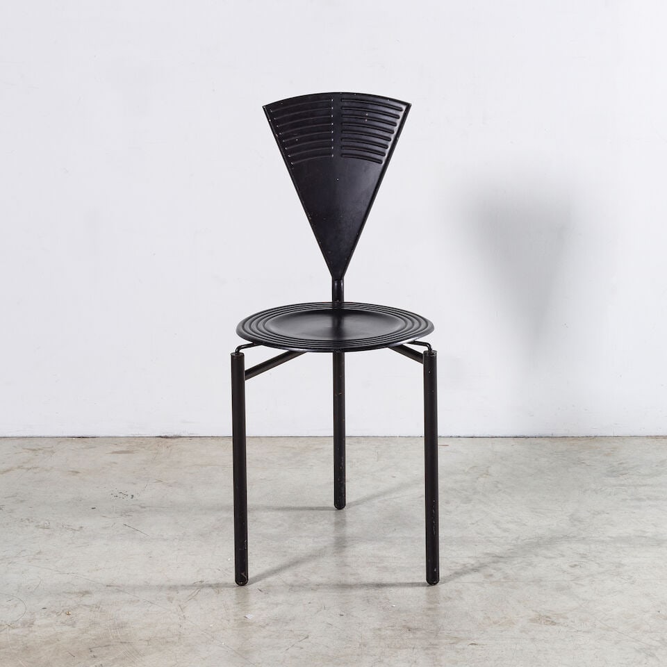 PHILIPPE STARCK (1949) Chaise pliante Mrs Frick: PHILIPPE STARCK (1949) Chaise pliante Mrs Frick Création en 1983 Édition Disform ou 3 Suisses, circa 1985 Tôle et tube d'acier peint H: 88 cm. (34.5/8 in.); L: 50 cm. (19.5/8 in.); P: 3