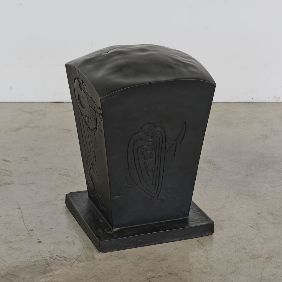 PHILIPPE STARCK (1949) Tabouret Ara: PHILIPPE STARCK (1949) Tabouret Ara Création en 1985 Édition V.I.A. Titré et signé 'ARA STARCK' Polyuréthane moulé, gravé et contreplaqué H: 44,5 cm. (17.1/2 in