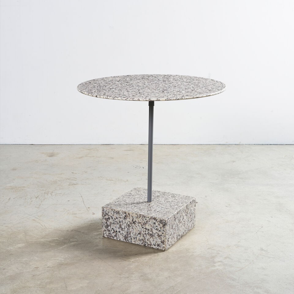ETTORE SOTTSASS (1917-2007) Table d'appoint Primavera: ETTORE SOTTSASS (1917-2007) Table d'appoint Primavera 1979 Réalisation pour le Bahnhof Apotheke, Lübbecke Avec l'inscription 'E. Sottsass per Rainer Krause Bahnhofapotecke 79' Marbre et m