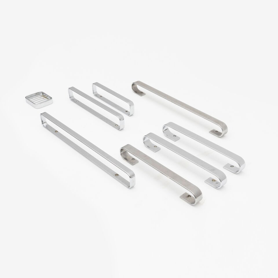 JULES WABBES (1919-1974) Huit éléments de salle de bain: JULES WABBES (1919-1974) Huit éléments de salle de bain Comprenant un grand porte-serviette, un porte-serviette, un petit porte-serviette et un porte-savon d'une série ; un grand