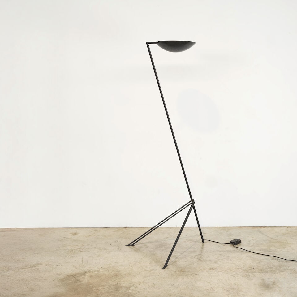 TRAVAIL FRANÇAIS Lampadaire: TRAVAIL FRANÇAIS Lampadaire Circa 1990 Édition Electrorama Acier tubulaire peint et tôle d'acier peints H: 184 cm. (72.1.2 in.); L: 73 cm. (28.3/4 in.); P: 26.3/4 in.) A French floor la