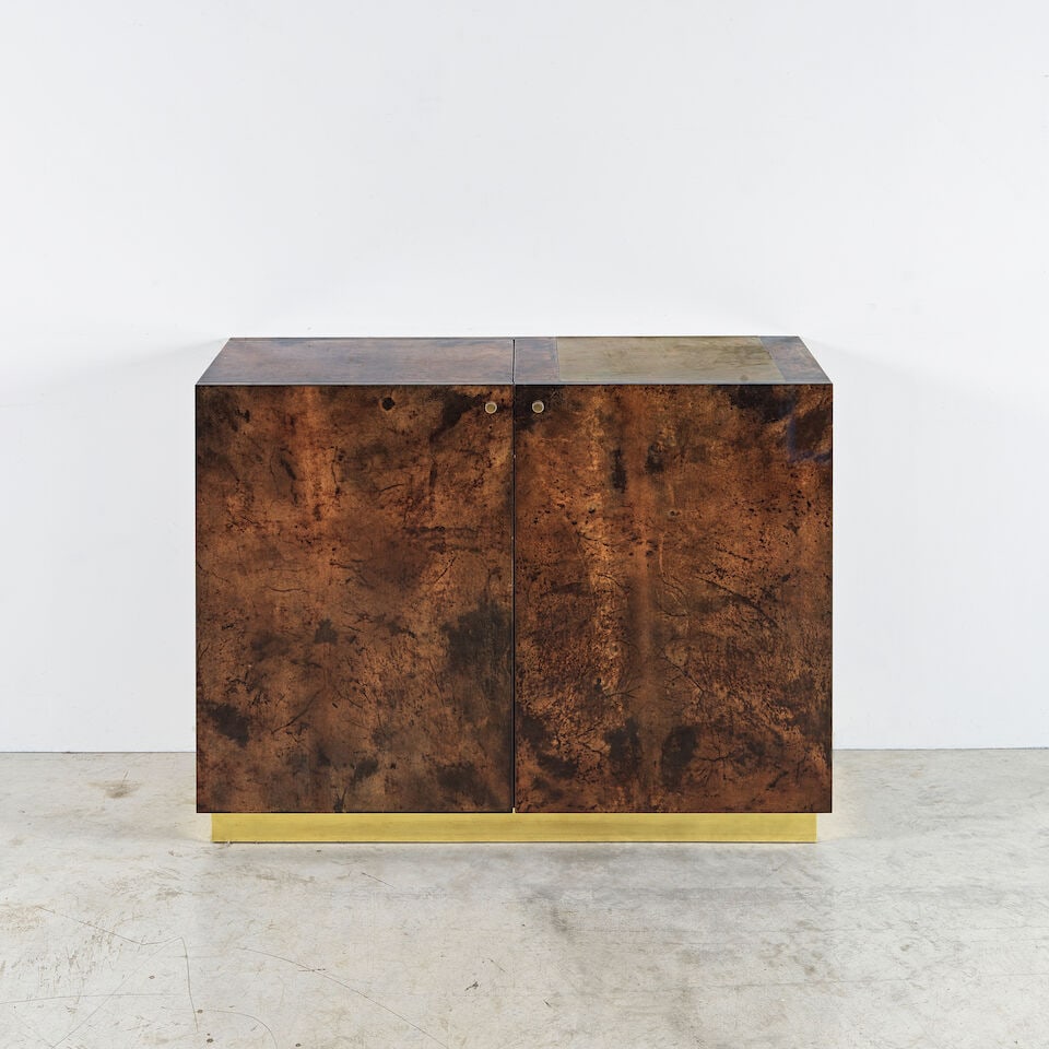 ALDO TURA (1909-1963) Bar: ALDO TURA (1909-1963) Bar Circa 1970 Étiquette du designer Parchemin vernis, bois, laiton, verre miroité, métal et contreplaqué H: 89,7 cm. (35.1/4 in.); L: 112,5 cm. (44.1/4 in.);