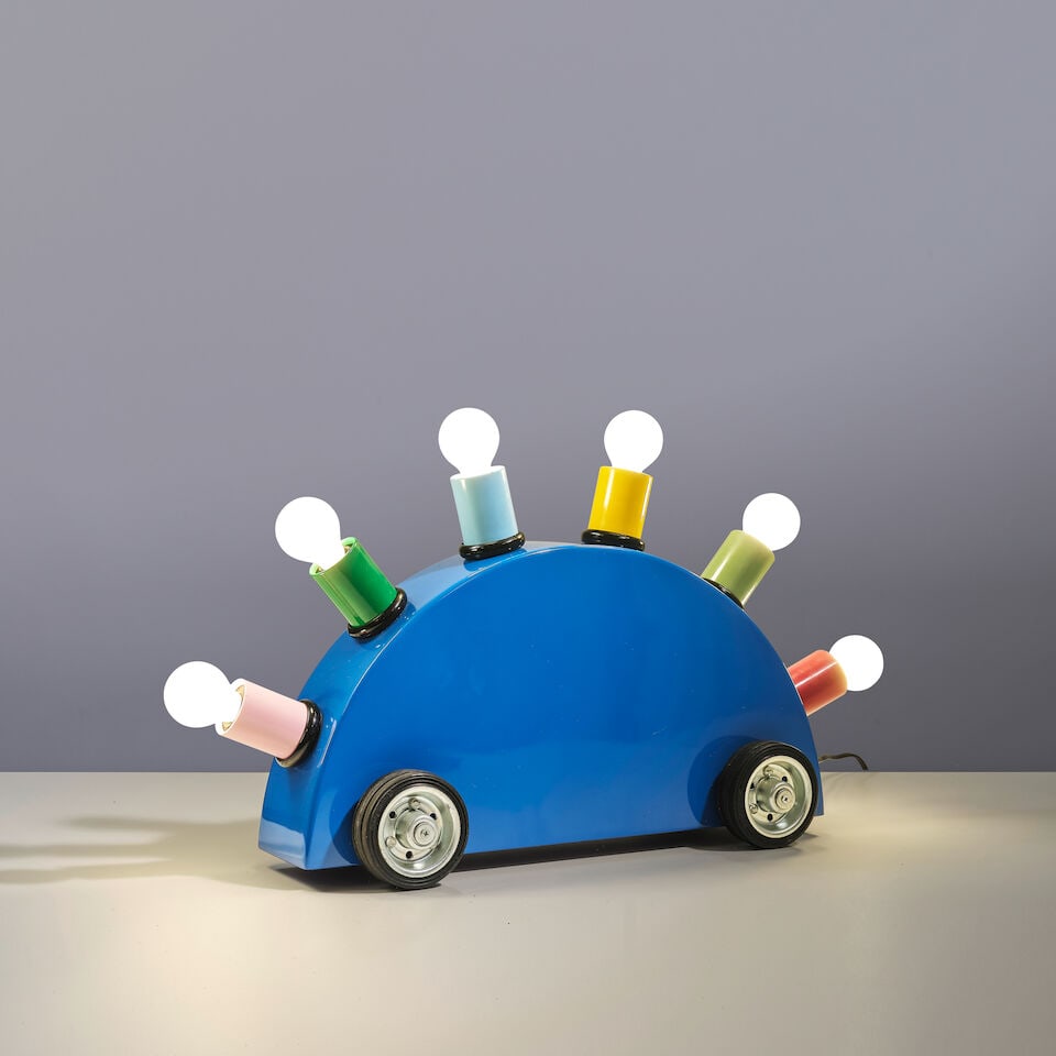 MARTINE BEDIN (1957) Lampe Super: MARTINE BEDIN (1957) Lampe Super Création en 1981 Édition Memphis Milano Plaque de l'éditeur Fibre de verre teintée, acier peint, métal et caoutchouc H: 29,2 cm. (11.1/2 in.);