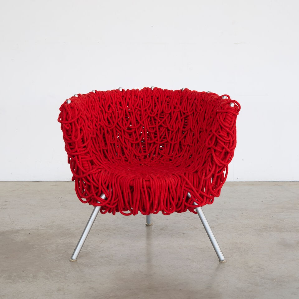 HUMBERTO (1953) & FERNANDO CAMPANA (1961) Fauteuil Vermelha: HUMBERTO (1953) & FERNANDO CAMPANA (1961) Fauteuil Vermelha Création en 1993 Édition Edra Corde et aluminum H: 76 cm. (29.7/8 in.); L: 86 cm. (33.7/8 in.); P: 67 cm. (26.3/8 in.) A 'Vermelha
