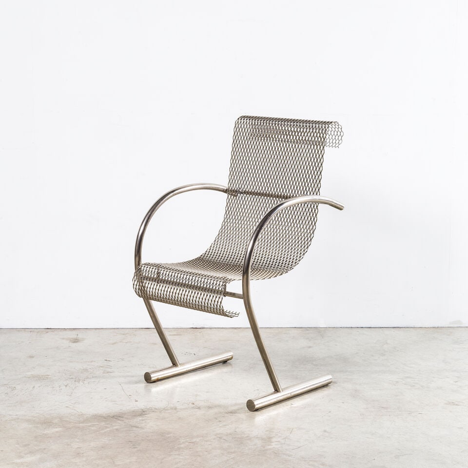 SHIRO KURAMATA (1934-1991) Chaise Sing Sing Sing: SHIRO KURAMATA (1934-1991) Chaise Sing Sing Sing Création en 1985 Édition XO Gravée 'XO' Acier chromé et résille de métal H: 90,5 cm. (35.1/2 in.); L: 51,5 cm. (20.1/4 in