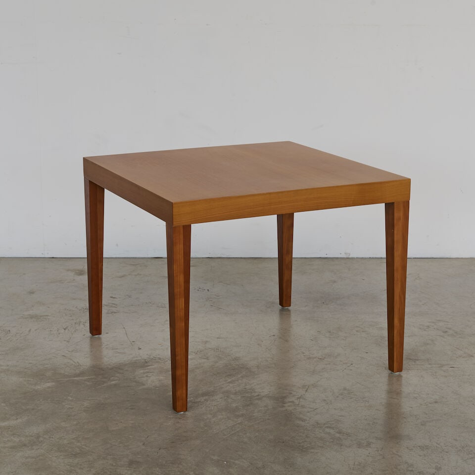 PHILIPPE STARCK (1949) Table Royalton: PHILIPPE STARCK (1949) Table Royalton Création en 1991 Édition Driade, collection Aleph Étiquette de l'éditeur Sapelli partiellement peint H: 56 cm. (22 in.); L: 70 cm. (27.1/2 in.
