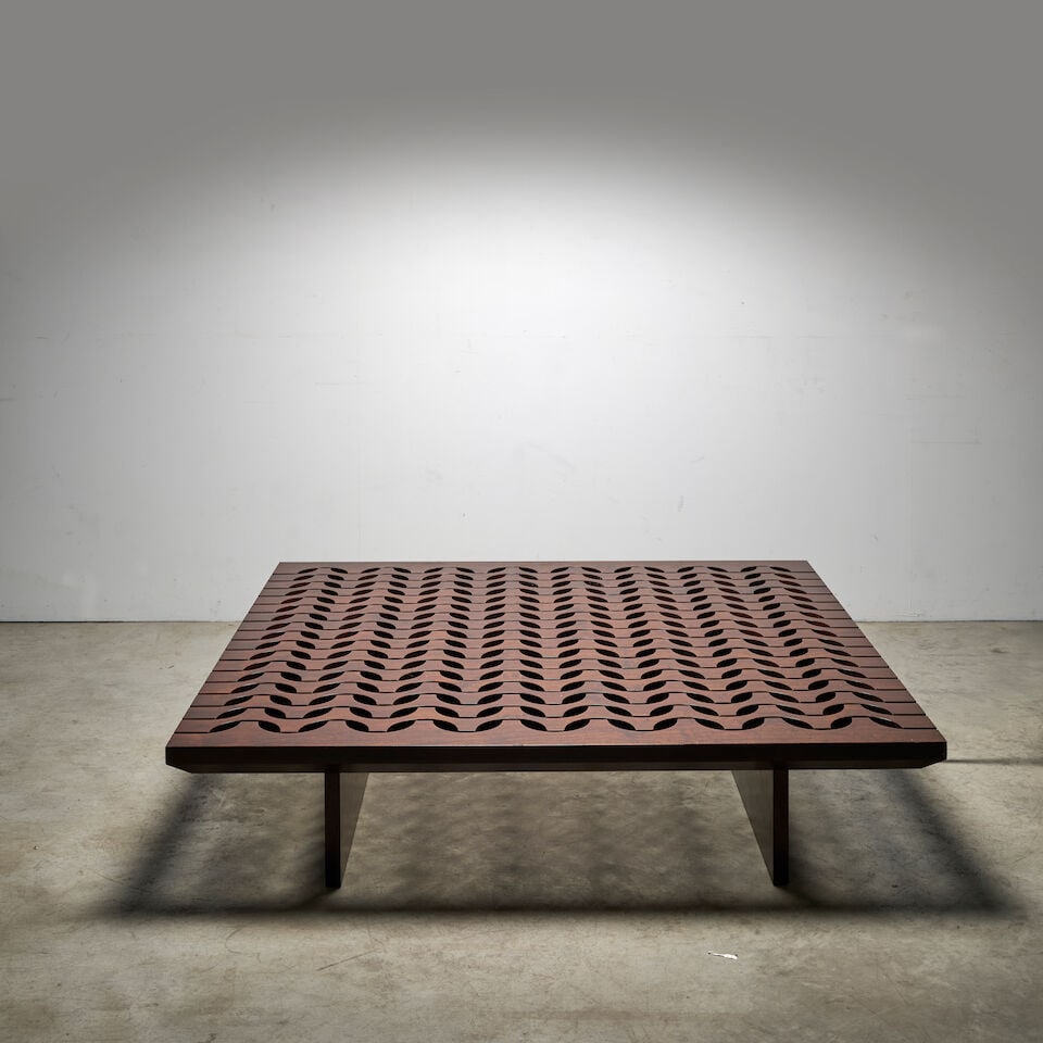 LIA SIQUEIRA (XX) Table basse Cobogo Copacabana: LIA SIQUEIRA (XX) Table basse Cobogo Copacabana Création en 2002 Édition Etel, 2016 Plaque de l'éditeur Sipo H: 30 cm. (11.3/4 in.); L: 150 cm. (59 in.); P: 150 cm. (59 in.) A 'Cobogo C