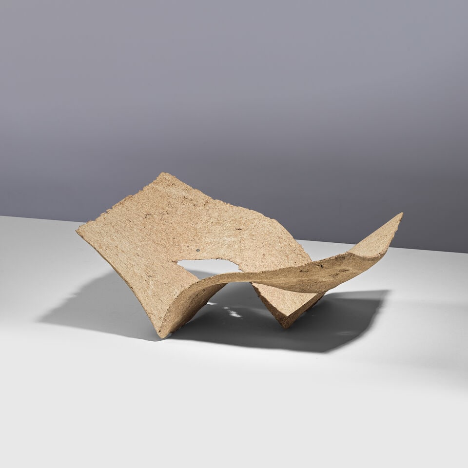 YUKIYA IZUMITA (1966) Sculpture de la série Ori: YUKIYA IZUMITA (1966) Sculpture de la série Ori Circa 2010 Argile d'Iwate H: 15 cm. (5.7/8 in.); L: 36 cm. (14.1/4 in.); P: 29 cm. (11.3/8 in.) A sculpture from the 'Ori' series in Iwate clay by