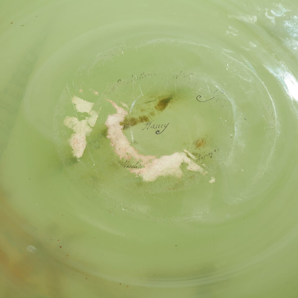 ÉMILE GALLÉ (1846-1904) Assiette à bords polylobés ourlés à chaud - 2