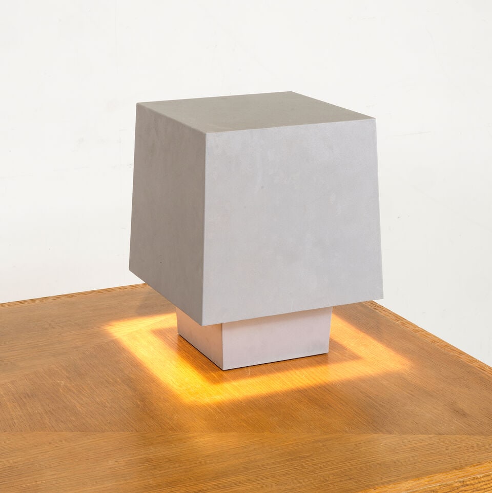 TRAVAIL ITALIEN Lampe de table: TRAVAIL ITALIEN Lampe de table Circa 1995 Tôle d'aluminium peinte et verre acrylique H: 37,5 cm. (14.3/4 in.); L: 30 cm. (11.3/4 in.); P: 30 cm. (11.3/4 in.) An Italian table lamp in lacquered al