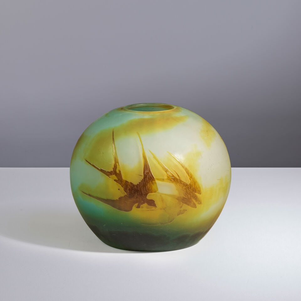 ÉTABLISSEMENTS GALLÉ (1904-1936) Pied de lampe: ÉTABLISSEMENTS GALLÉ (1904-1936) Pied de lampe Signé 'Gallé' Verre multicouche dégagé à l'acide à décor tournant d'envol d'hirondelles H: 17 cm. (6.3/4 in.