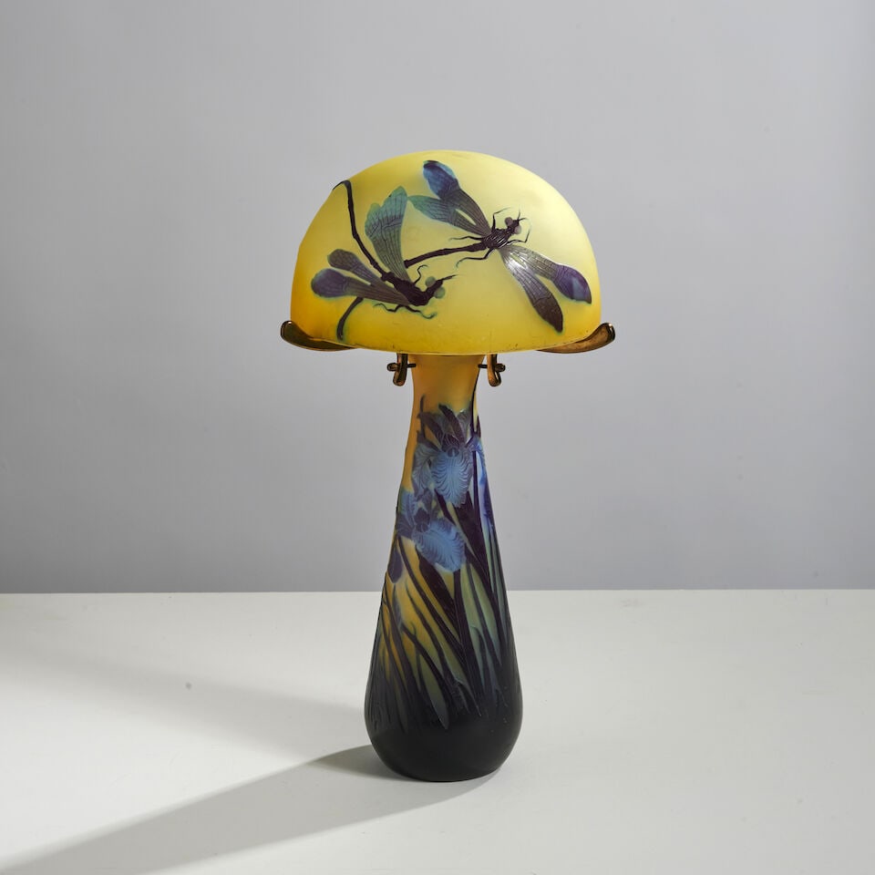 ÉTABLISSEMENTS GALLÉ (1904-1936) Vase monté en lampe: ÉTABLISSEMENTS GALLÉ (1904-1936) Vase monté en lampe Signé 'Gallé' sur la base et le ciel de lampe Verre multicouche dégagé à l'acide à décor tournant