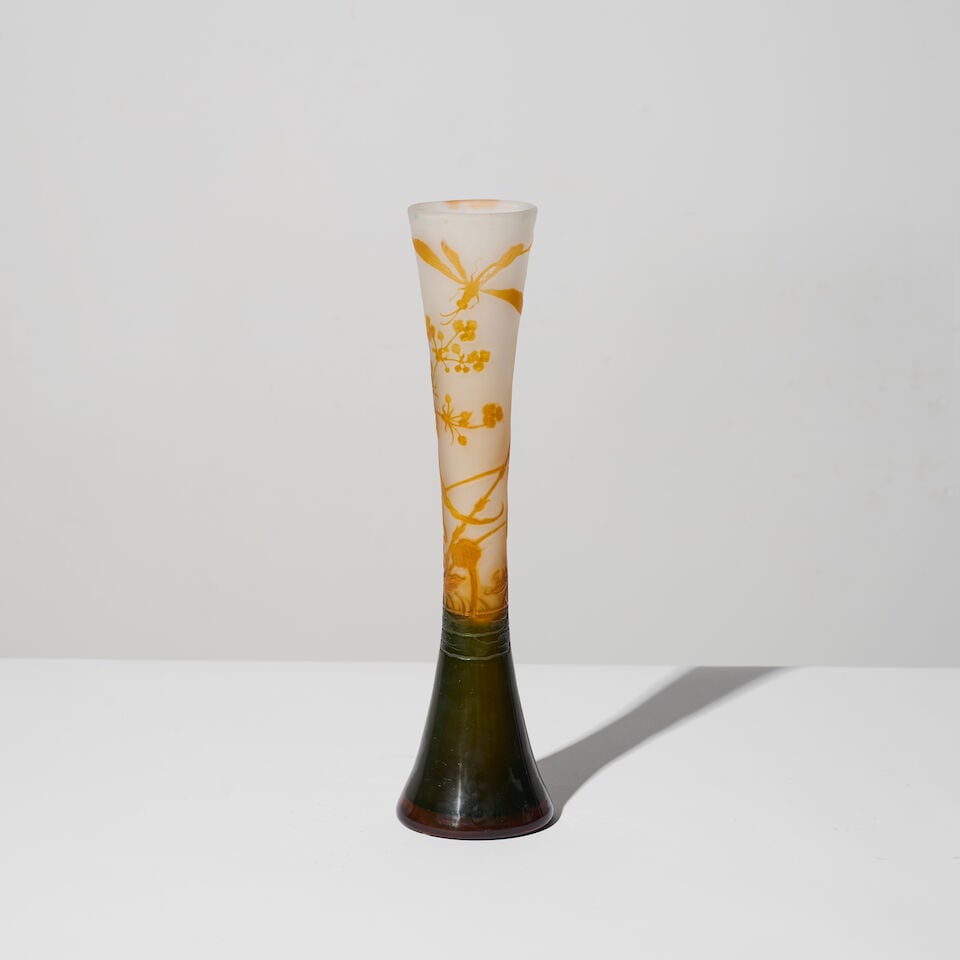 ÉTABLISSEMENTS GALLÉ (1904-1936) Vase de forme diabolo: ÉTABLISSEMENTS GALLÉ (1904-1936) Vase de forme diabolo Signé 'Gallé' Verre multicouche dégagé à l'acide à décor tournant de flore des marais et de libellul