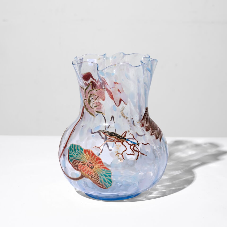 ÉMILE GALLÉ (1846-1904) Vase japonisant à panse renflée: ÉMILE GALLÉ (1846-1904) Vase japonisant à panse renflée Circa 1884 Signé 'E. Gallé / à Nancy / déposé' Verre 'clair de lune' moucheté à déco